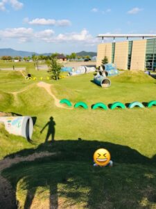 こども家族館 屋外公園 小山に登る